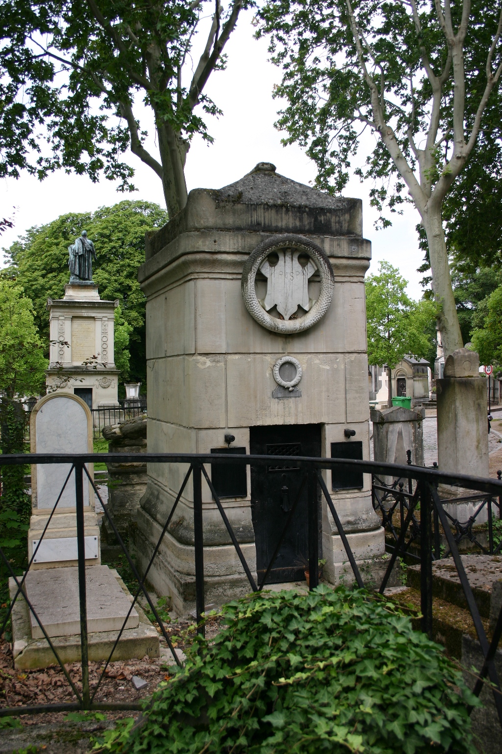François-Vincent Raspail's tomb, Pere Lachaise Cemetery, Paris (3).JPG